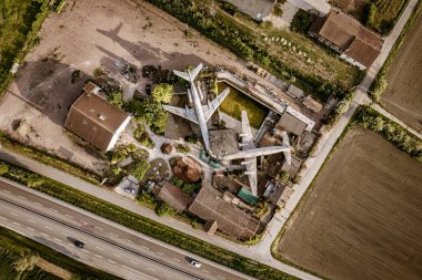 Paslanmaya ve çürümeye bırakılmış, çevreyi panoramik açıdan gören iki terk edilmiş uçağın etkileyici bir görüntüsü..