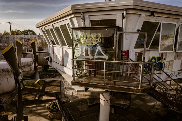 Plan Obsédant Une Tour Contrôle Aéroport Abandonnée Vandalisée Abandonnée Pour — Photo