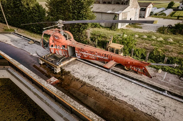 Egy Feltűnő Kép Egy Régi Helikopterről Ami Romokban Hever Megrongálódik — Stock Fotó