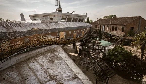 Primer Plano Avión Abandonado Cubierto Graffiti Mostrando Decaimiento Urbano Expresión — Foto de Stock