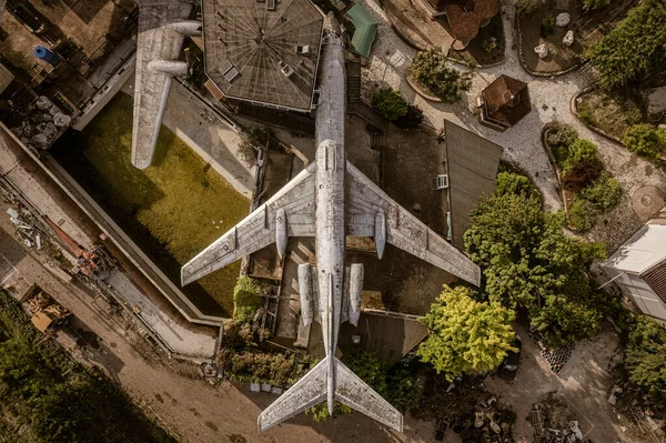 Захватывающая Аэрофотосъемка Брошенного Самолета Сделанная Сверху Вниз Показывающая Изоляцию Распад — стоковое фото