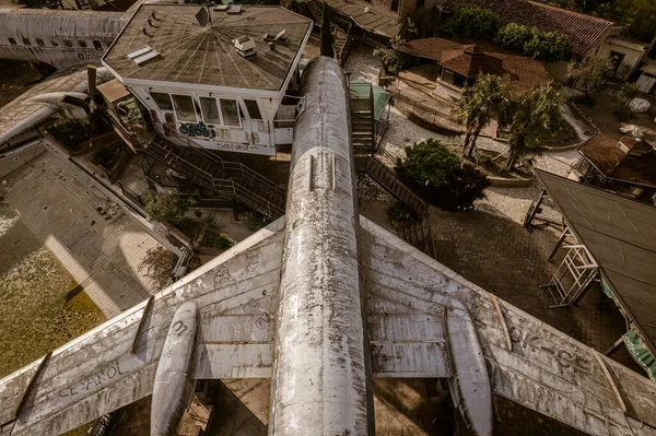 Ein Fesselndes Luftbild Eines Verlassenen Flugzeugs Aus Der Vogelperspektive Das — Stockfoto