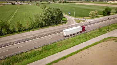 İHA görüntüleri İtalya 'nın Transpolesana otobanındaki yoğun trafiği kaydediyor