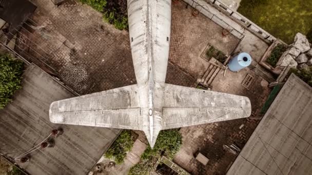 Nad Hlavou Detailní Pohled Rozpadající Opuštěný Ocas Letadla Odlehlém Místě — Stock video