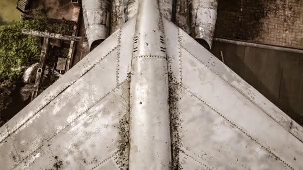 Vysokoúhlé Video Opuštěného Rozpadajícího Letadla Zanechaného Odlehlém Místě — Stock video