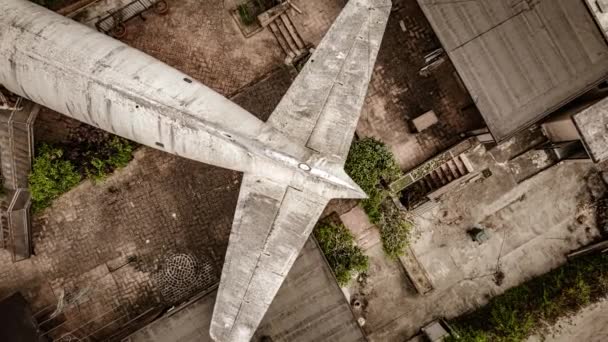 遠隔地での老朽化した放棄された航空機の尾の頭上の詳細ビュー — ストック動画