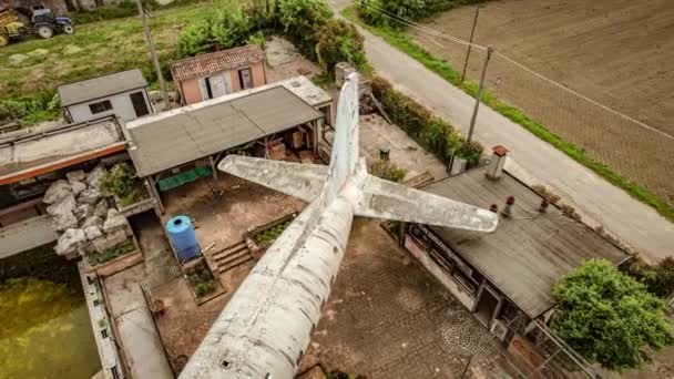 Visão Detalhada Uma Cauda Avião Decadente Abandonada Local Remoto — Vídeo de Stock