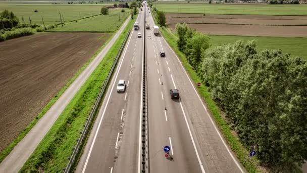 Lennokki Kuvaa Vilkasta Liikennettä Italian Transpolesanan Moottoritiellä — kuvapankkivideo