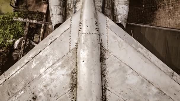 被遗弃的 腐烂的飞机留在远方的高角视频 — 图库视频影像