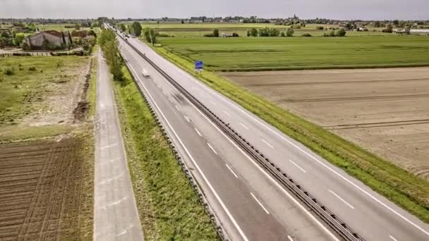 在意大利一条繁忙的公路上 令人惊讶地看到了超长的航拍镜头 捕捉了交通流量 — 图库视频影像