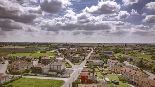 Atemberaubende Luftaufnahmen Eines Ländlichen Dorfes Norditalien Das Unter Einem Wolkenverhangenen — Stockvideo