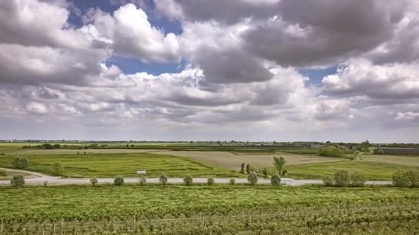 曇り空の北イタリアの田園風景と緑豊かなフィールドと農村風景を紹介する超高速の空中映像を魅了 — ストック動画