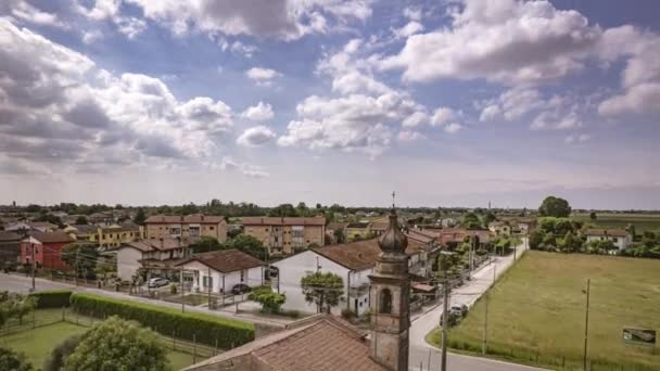 Atemberaubende Luftaufnahmen Eines Ländlichen Dorfes Norditalien Das Unter Einem Wolkenverhangenen — Stockvideo