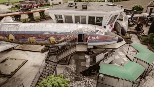 意大利维拉马扎纳 2023年5月11日 无人机镜头 展示了两架不断恶化 被破坏的被遗弃飞机的航拍 — 图库视频影像