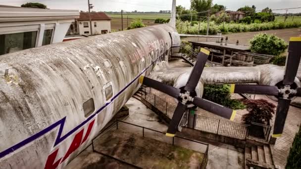 意大利维拉马扎纳 2023年5月11日 视频聚焦于一架不断恶化 遭到破坏的被遗弃飞机的特写细节 — 图库视频影像