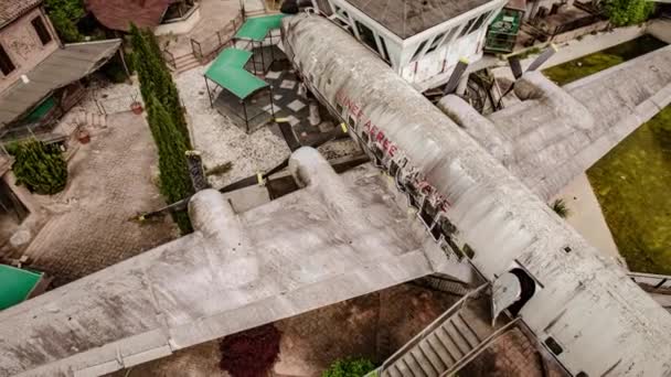 이탈리아의 라마르 2023 위에서 내려다보는 손상되고 파괴된 버려진 비행기의 — 비디오