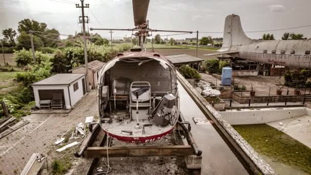 イタリアのVillamarzana 2023年5月11日 壊れた 錆びた救助ヘリコプターのビデオが放棄され破壊されました — ストック動画