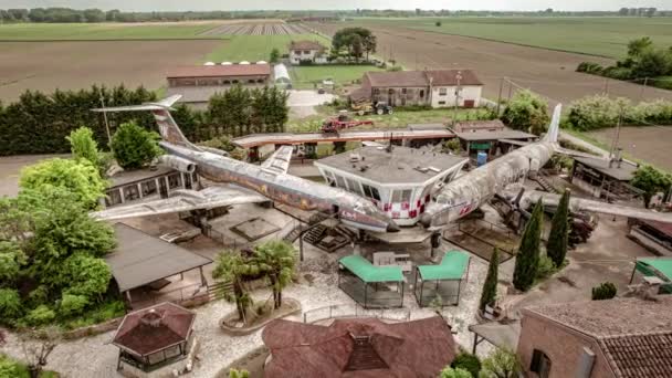 イタリア ビラマルザナ2023年5月11日 2機の劣化し 破壊された放棄された飛行機の空中ビューを特徴とするドローン映像 — ストック動画