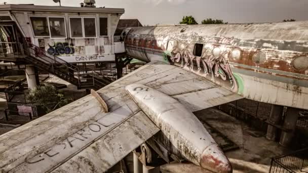 意大利维拉马扎纳 2023年5月11日 用废弃和被破坏的飞机袭击一个地点的航拍 展示城市的衰败和荒芜 — 图库视频影像