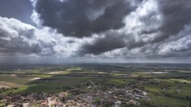 Kuzey İtalya 'daki Po Vadisi' ndeki tuhaf bir köyün üzerinden hareket eden hava hiperhızlandırıcı tehditkar fırtına bulutları görülüyor.