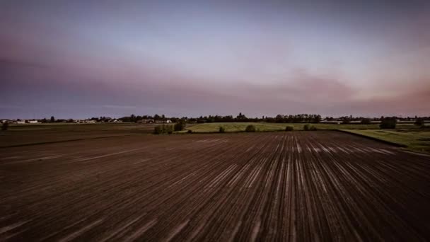 Videoclip Care Surprinde Amurg Întunecat Peste Câmpurile Rurale Verzi Din — Videoclip de stoc