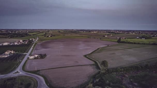 Urzekający Filmik Powietrza Ukazujący Rozległą Spokojną Okolicę Północnych Włoch Zmierzchu — Wideo stockowe