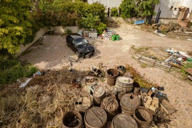 Araba kazasından sonra depoya park etmiş hasarlı bir araç.