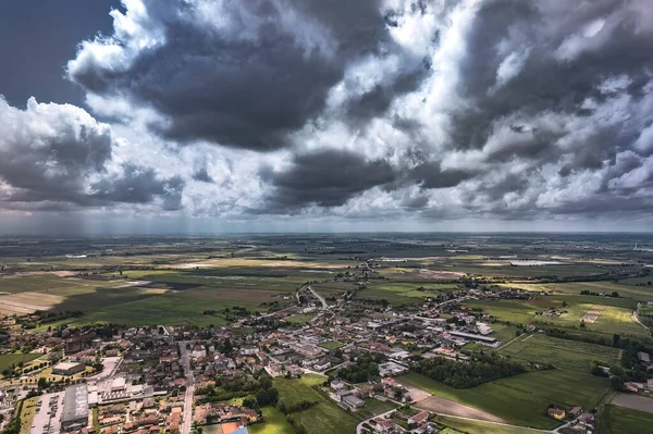 Vista Aérea Nubes Tormenta Amenazantes Sobre Pintoresco Pueblo Exuberante Campiña — Foto de Stock