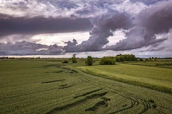 Dreigende Stormwolken Boven Weelderige Velden Van Vallei Een Aanblik Van — Stockfoto