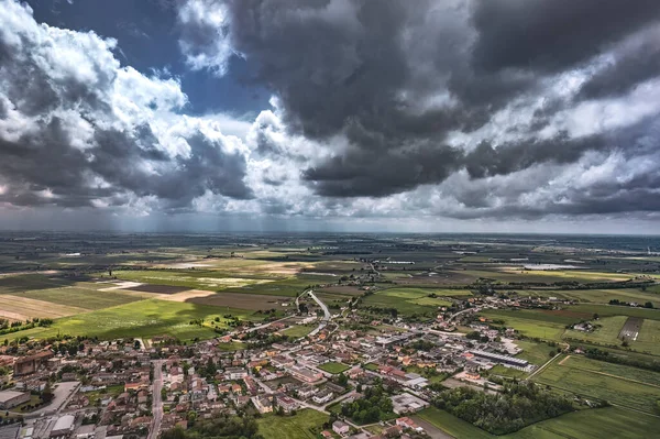 在意大利北部波谷繁茂的乡村 空中俯瞰着威风凛凛的乌云 笼罩着一个古朴的村庄 — 图库照片