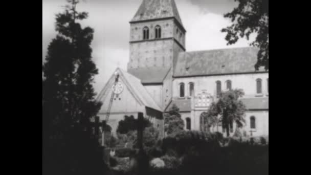 ベルリン ドイツ1950年5月 1950年代の魅力的なビデオクリップで 内外のヴィンテージ教会の静けさと素晴らしさに足を踏み入れてください — ストック動画