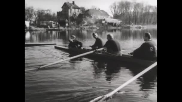 Berlín Alemania Mayo 1950 Experimente Emoción Una Carrera Piragüismo Fluvial — Vídeo de stock