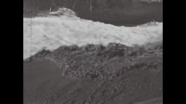 1959年 德国柏林 1950年代的档案录像 展示工业污染对水体的影响 — 图库视频影像