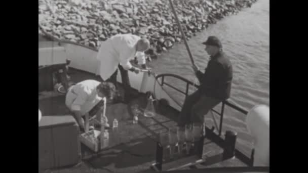 1959年 昭和34年 5月ドイツ ベルリン化学汚染試験のための河川水試料の収集を示す歴史的ビデオ — ストック動画