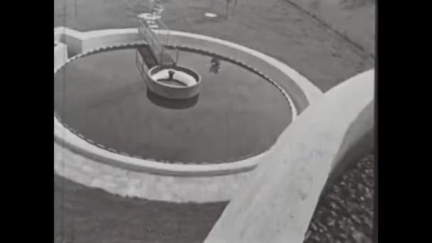 1959年 德国柏林 1950年代的历史录像 显示废水处理设施的运作情况 — 图库视频影像