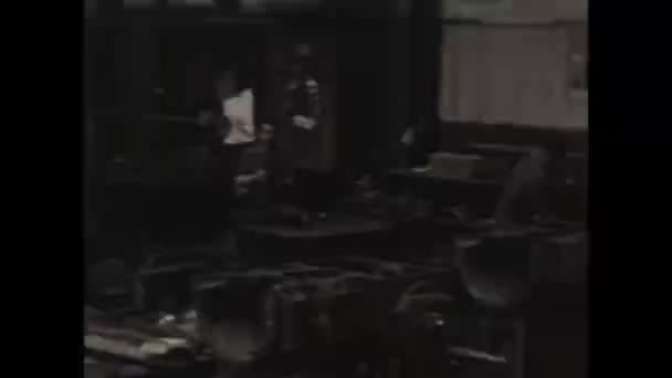 Dolomitas Italia Mayo 1950 Explora Bullicioso Interior Una Histórica Fábrica — Vídeo de stock