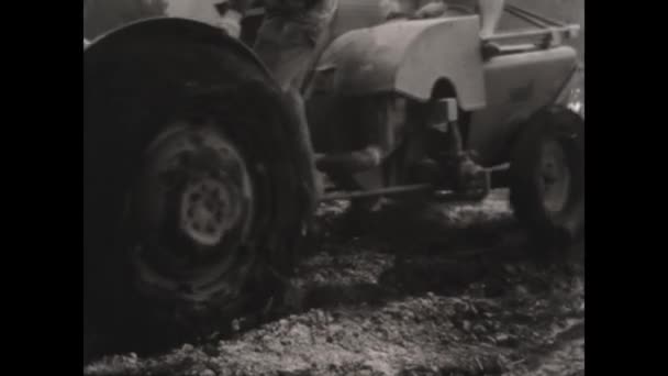 Dolomites Itália Maio 1950 Testemunhe Práticas Agrícolas Perigosas Década 1950 — Vídeo de Stock