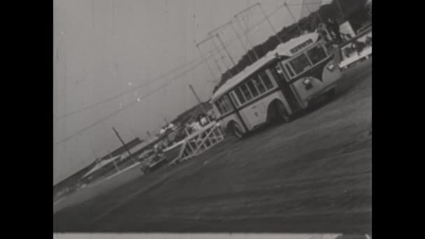 ロンドン イギリス1950年6月 恐れを知らないスタントマンとして息をのむような瞬間を目撃し 1950年代にクラシックカーでバスに飛び乗り — ストック動画