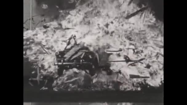June 1950 1950 대화재 용감하게 타오르는 떨어뜨리는 광경을 목격하라 — 비디오
