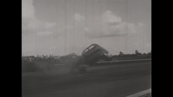 ロンドン イギリス1950年6月 1950年代の不幸な事故に遭遇したヴィンテージカーとして過去からのグリップモーメントを目撃 — ストック動画