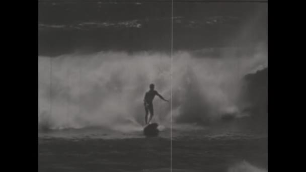 ロンドン イギリス1950年6月 サーファーがスキルと大胆さで大規模な波を征服するように極端なサーフィンの爽快な1950年代を目撃 — ストック動画