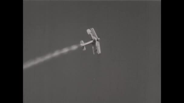1950年6月 英国伦敦 体验1950年代空中表演者在推动重力和技巧极限时令人振奋的杂技 — 图库视频影像
