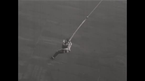ロンドン イギリス1950年6月 勇敢なスカイダイバーとして爽快な瞬間を体験すると 1950年代の空に大胆に飛び込む — ストック動画