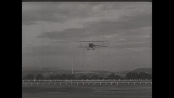 ロンドン イギリス1950年6月 1950年代の航空ショーの息をのむような空中アクロバットを目撃し 劇的な墜落着陸で終わる — ストック動画