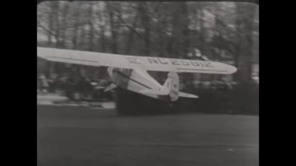 1950年6月 英国伦敦 体验1950年代空中表演者在推动重力和技巧极限时令人振奋的杂技 — 图库视频影像