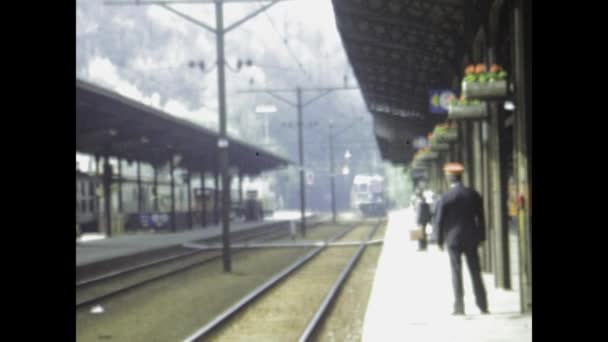 1977年 列车到达繁忙的火车站时的老式视频剪辑 交通历史一瞥 — 图库视频影像