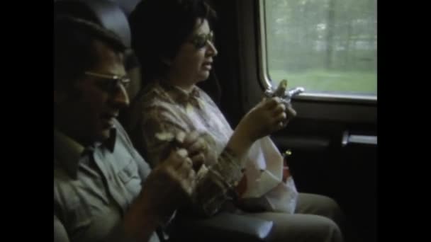 Paris França Maio 1977 Vídeo Clássico Passageiros Desfrutando Sanduíches Uma — Vídeo de Stock