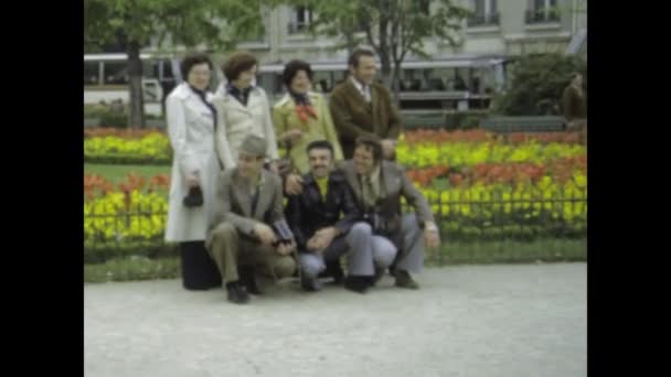 巴黎可能是1977年 一个迷人的70年代的视频 一个旅游团在巴黎的爱情之城摆姿势拍照 — 图库视频影像
