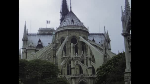 1977年 展示圣母院美丽风景的复古录像 拍摄了70年代的巴黎 — 图库视频影像