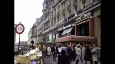 Paris, Fransa 1977: 70 'lerde Paris' te kalabalık bir caddenin koşuşturma ve koşuşturmasını gösteren canlı bir video.